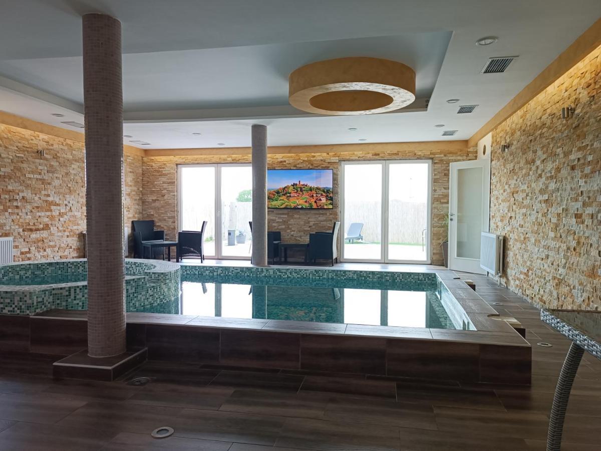 V & V Villa Lalince Екстер'єр фото