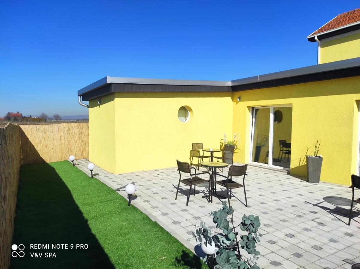 V & V Villa Lalince Екстер'єр фото